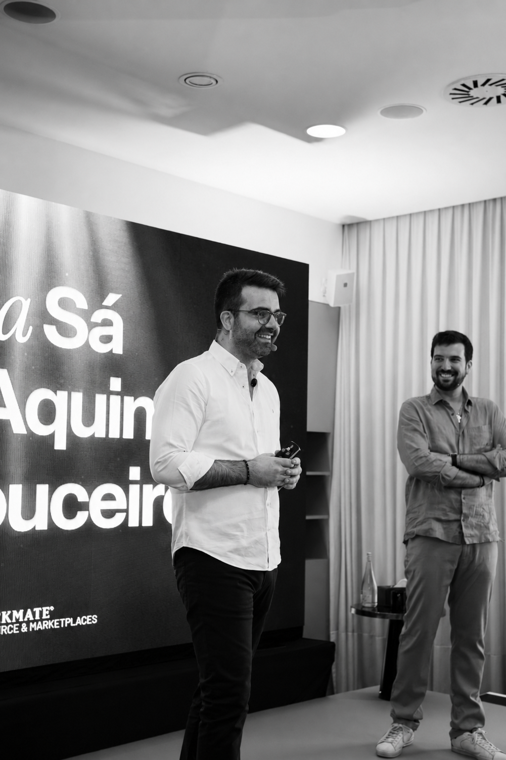 Flávio and João on stage during a live ecommerce event.