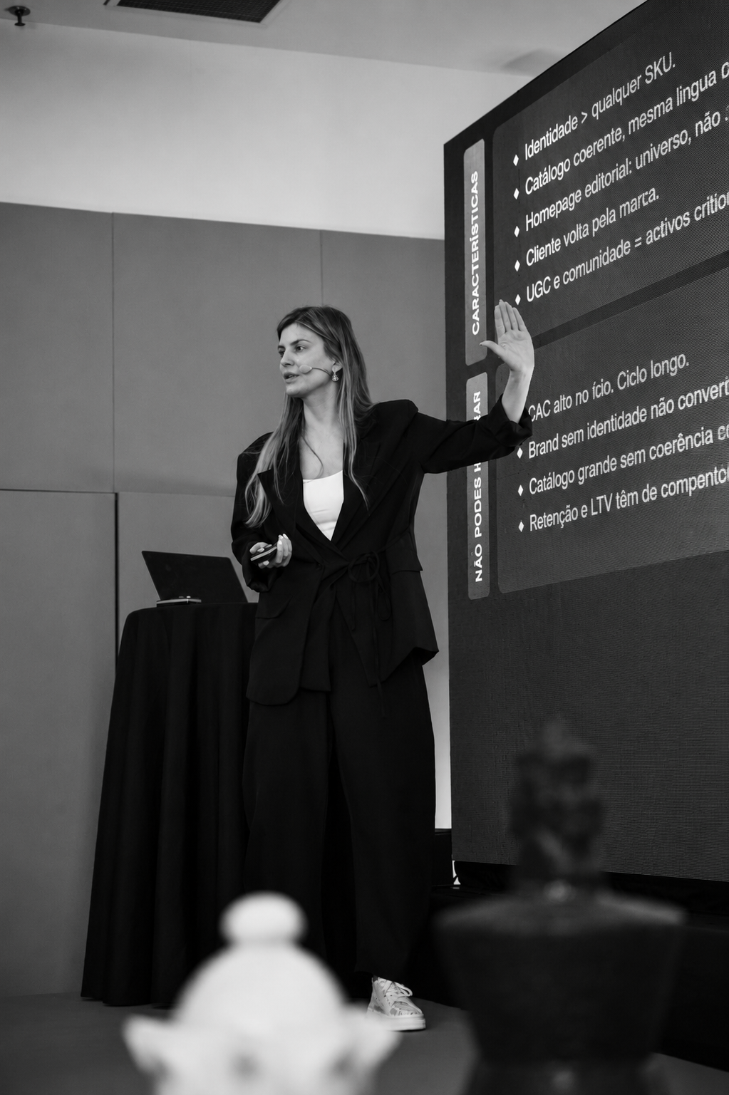Cátia presenting a growth framework on stage.
